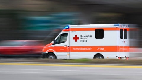 Ein Rettungswagen ist mit Blaulicht im Einsatz. (Symbolbild)