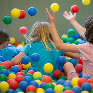 Kinder in Bällebad - Symbolbild
