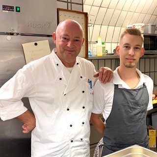 Der Chef des Ratskellers in Speyer, Gunter Braun (links) und sein Koch Fabian Remarque. Für das Restaurant sei die Senkung der Mehrwertsteuer wichtig.