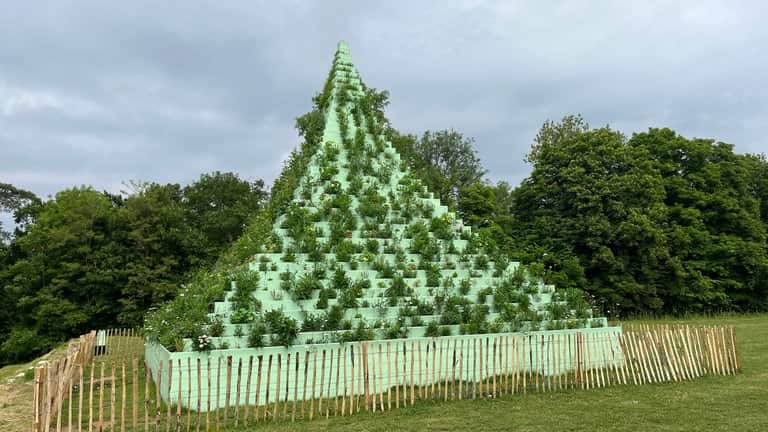 Die lebende Pyramide der Künstlerin Agnes Denes. Es ist eines der Garten-Kunstprojekte der LUGA und steht auf dem Kirchberg im Park Dräi Eechelen vor dem Museum für Moderne Kunst.
