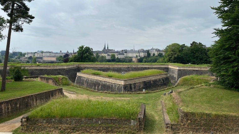 Blick auf Luxemburg Stadt, wo derzeit die LUGA stattfindet. Bis Oktober 2025 geht die Gartenschau. 