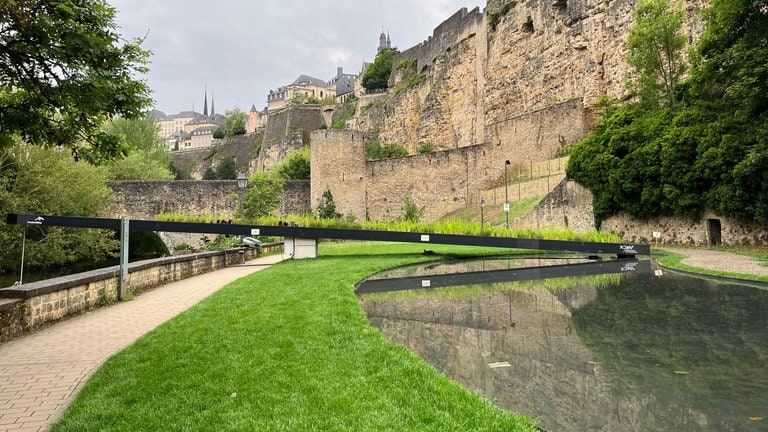 Ein Exponat der LUGA in Luxemburg. Ein Stahlträger mit Pflanzen, die das verschmutze Wasser der Alzette filtern und reinigen können. 