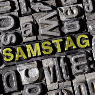 Alte Bleilettern bilden das Wort Samstag